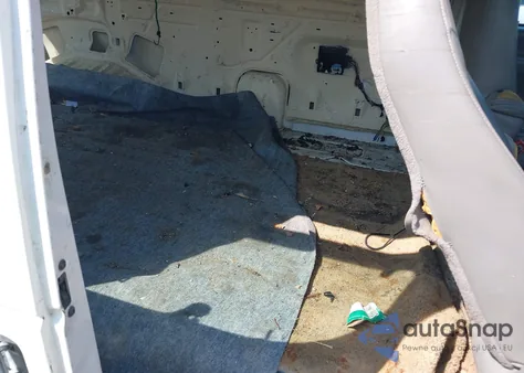 2001 Ford E-150 Commercial/Recreational z USA, uszkodzony, nr VIN 1FTRE14251HB19238